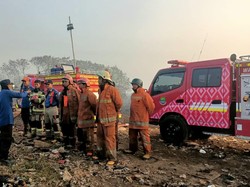 Hari ke-10 Pemadaman Kebakaran TPA Jatiwaringin, Asap Masih Mengepul