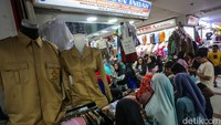 Ibu-ibu Ramai Berburu Seragam Sekolah Anak di Pasar Tanah Abang
