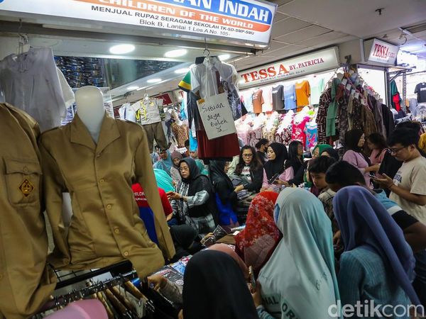 Ibu-ibu Ramai Berburu Seragam Sekolah Anak di Pasar Tanah Abang