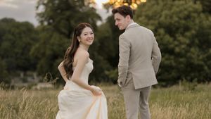 Pre-Wedding Romantis Jennifer Christie & Alastair May di Padang Rumput