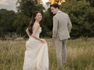 Pre-Wedding Romantis Jennifer Christie & Alastair May di Padang Rumput