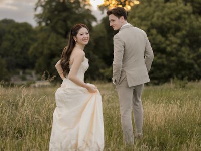Pre-Wedding Romantis Jennifer Christie & Alastair May di Padang Rumput