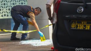 Penampakan Kaca Kantor BGN Pecah, Polisi Cek Lokasi