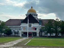 Gempa Majene M 4,7 Bikin Pegawai Berhamburan Keluar Kantor Bupati Polman