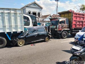 Brakk! Kecelakaan Beruntun 6 Kendaraan di Blabak Magelang