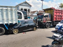 Brakk! Kecelakaan Beruntun 6 Kendaraan di Blabak Magelang
