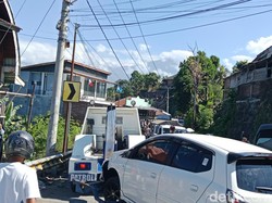 Kecelakaan Mobil Vs Dum Truk di Wanasaba, Jalur Menuju Sembalun Macet