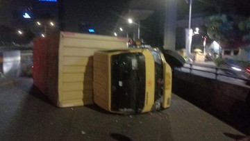 Truk Terguling di Flyover Kuningan Arah Semanggi, Lalin Macet
