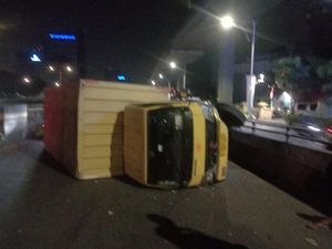Truk Terguling di Flyover Kuningan Arah Semanggi, Lalin Macet