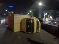 Truk Terguling di Flyover Kuningan Arah Semanggi, Lalin Macet