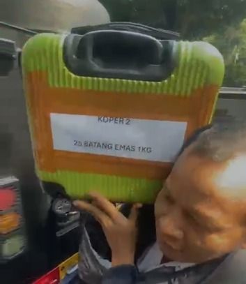 Koper isi emas batangan hasil sitaan rumah di Sentul tiba di Polda Metro Jaya (Wildan/detikcom)