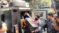 Penampakan Koper Isi 74 Kg Emas Hasil Geledah Rumah Sentul Tiba di Polda Metro