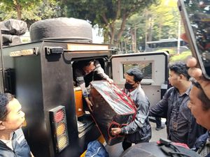 Video Koper Isi Emas 74 Kg Hasil Geledah Rumah Sentul Tiba di Polda Metro