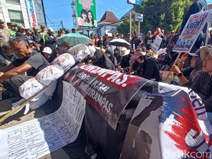 Korban Eks Karyawati Mandiri Taspen Purwokerto Gelar Aksi, Bawa Keranda-Pocong