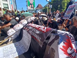 Korban Eks Karyawati Mandiri Taspen Purwokerto Gelar Aksi, Bawa Keranda-Pocong