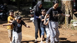 Liburan Tanpa Handphone, Anak Main Bakiak dan Egrang