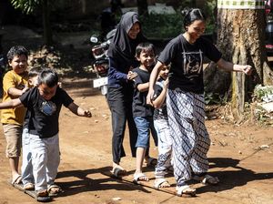 Liburan Tanpa Handphone, Anak Main Bakiak dan Egrang