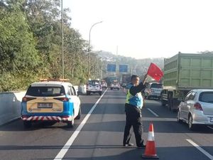 Bus Tabrak Truk di Tol Semarang, 1 Orang Tewas