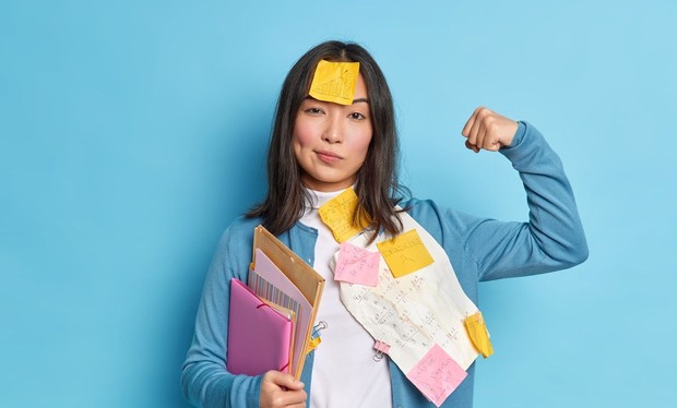 Mandiri memang baik, tetapi memikul semua beban sendirian secara terus-menerus dapat menguras energi dan meningkatkan risiko kelelahan emosional/ Foto: Freepik.com/Wayhomestudio