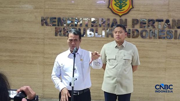 Menteri Pertanian (Mentan) Amran Sulaiman berbareng Wakil Menteri Pertanian (Wamentan) Sudaryono saat konvensi pers di kantornya, Jakarta, Kamis (9/7/2026). (CNBC Indonesia/Martyasari Rizky)
