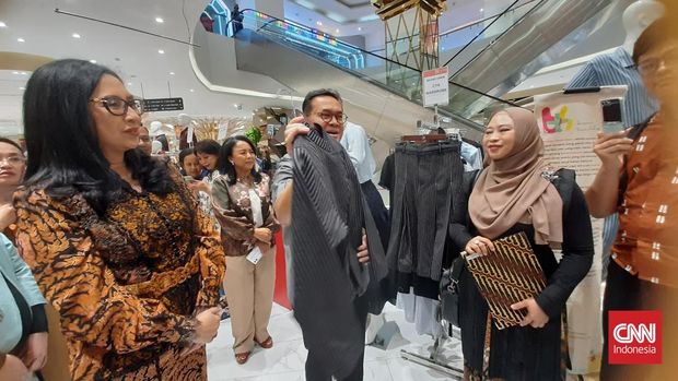 Metro Department Store berkolaborasi dengan Kementerian Perdagangan untuk membuka akses pasar produk UMKM ke jaringan ritel modern. Kerja sama itu ditandai dengan penandatanganan nota kesepahaman (MoU) di gerai Metro di Trans Studio Mall Cibubur, Kamis (9/7). Acara ini dihadiri oleh Presiden Komisaris Metro Department Store Anita Ratnasari Tanjung dan Menteri Perdagangan Budi Santoso. Hadir pula 11 pelaku UMKM yang produknya lolos kurasi Metro Department Store serta 40 UMKM yang akan masuk ke tahap kurasi selanjutnya.
