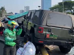 Mobil Dinas TNI Tabrak Tiang Rambu Exit Tol Slipi Sampai Roboh