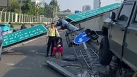 Ada Korban Luka Kecelakaan Mobil Dinas TNI di Depan DPR, Lalin Macet