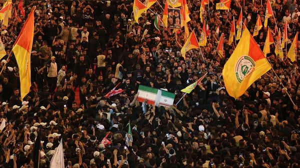 Lautan Pelayat Beri Penghormatan Terakhir untuk Ali Khamenei di Karbala