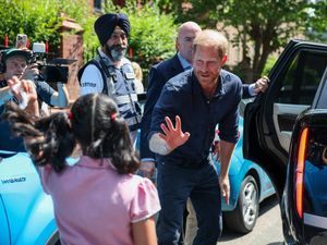Penuh Kehangatan, Pangeran Harry Sapa Pasien Cilik Saat Kunjungi Rumah Sakit Anak Birmingham