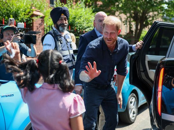 Penuh Kehangatan, Pangeran Harry Sapa Pasien Cilik Saat Kunjungi Rumah Sakit Anak Birmingham