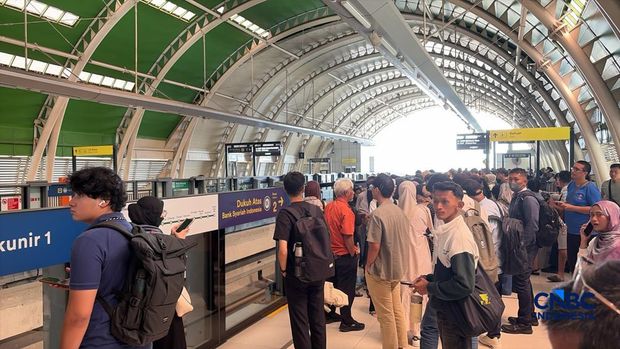 Penumpukan penumpang LRT Jabodebek imbas gangguan. (CNBC Indonesia/Sefti Oktarianisa)