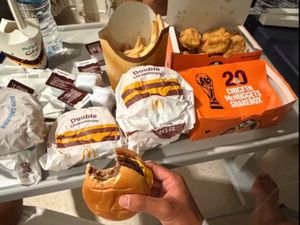 Sakit Perut di Wimbledon, Petenis Ini Pilih Makan 40 Chicken Nugget saat Dirawat!