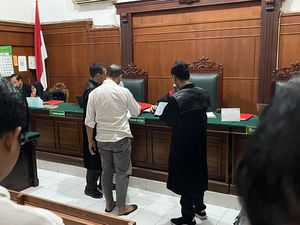 Peras Ketua RW Modus Berita Buruk, Advokat di Surabaya Diadili