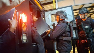 Polisi Bawa 7 Koper Usai Geledah Rumah di Bogor Terkait 3 Kasus Korupsi