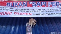 Massa Segel Kantor Mandiri Taspen Purwokerto Pakai Pocong-Kerupuk