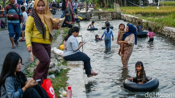 Saluran Irigasi di Karawang Berubah Jadi Waterpark Gratis