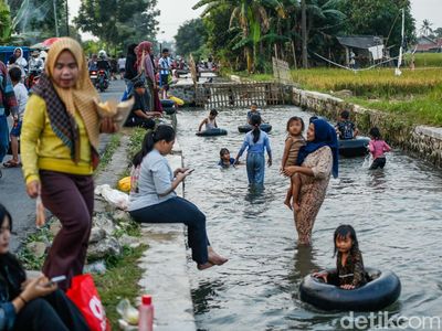 Saluran Irigasi di Karawang Berubah Jadi Waterpark Gratis