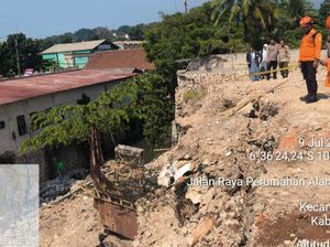 Tebing 11 Meter di Ciomas Bogor Longsor, Aliran Kali Ciapus Tersumbat