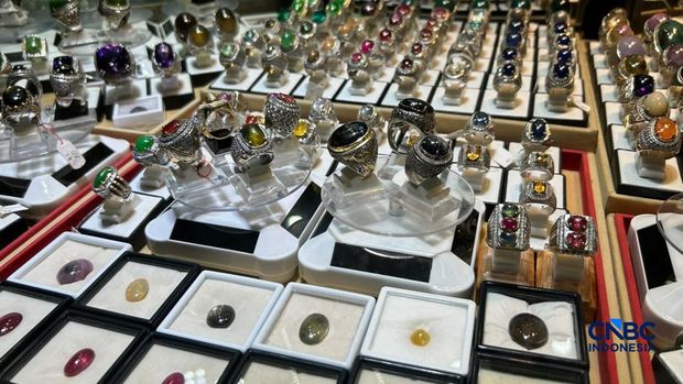 Sejumlah jenis batu akik nan dijual di Pasar Rawa Bening, Jakarta. (CNBC Indonesia/Elga Nurmutia)
