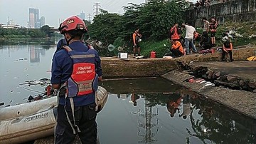 Kaget Tiba-tiba Dikejar Orang, Pria Nyebur ke Kali Ciliwung