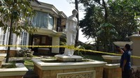Penampakan Rumah Sentul Digaris Polisi Usai Digeledah Terkait 3 Kasus Korupsi