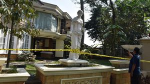 Penampakan Rumah Sentul Digaris Polisi Usai Digeledah Terkait 3 Kasus Korupsi