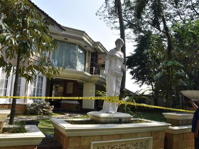 Penampakan Rumah Sentul Digaris Polisi Usai Digeledah Terkait 3 Kasus Korupsi