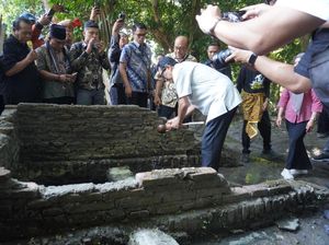 Momen Sultan HB X Cuci Muka di Petilasan Raja Jogja Pertama
