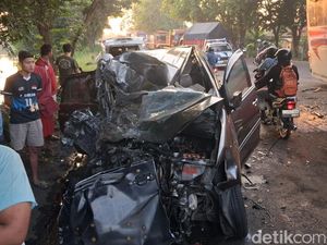 Video: Bus Antarkota Nyalip Tabrak Innova di Sidoarjo, 1 Orang Tewas