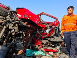 Truk Boks Hancur Timpa Pemotor Usai Tertabrak KA di Nganjuk, Sopir Tewas