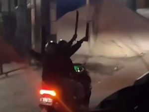 Viral Gerombolan Motor Acungkan Senjata di Rancamanyar Bandung
