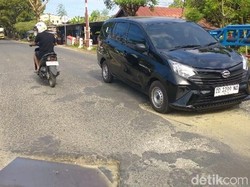 Duh! Lubang di Jembatan Jalan Ahmad Razak Palopo Bikin Pemotor Jatuh