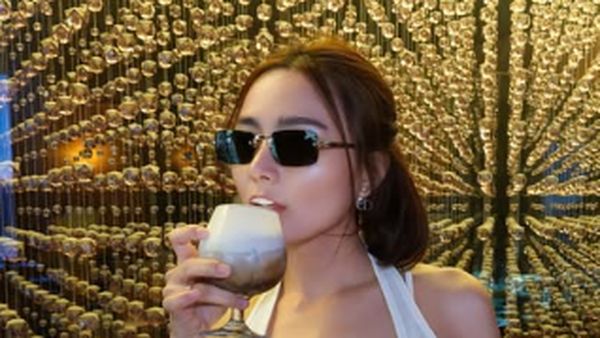 Wika Salim Gemar Ngopi, Berburu Kafe Sampai ke Korea Selatan!