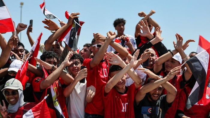 Tim nasional sepak bola Mesir mendapat sambutan meriah saat tiba di Bandara Internasional El Alamein, El Dabaa, pada Jumat (10/7/2026), usai mengakhiri perjuangan mereka di Piala Dunia FIFA 2026. Ribuan suporter memadati area bandara untuk menyambut para pemain yang pulang ke tanah air. REUTERS/Mohamed Abdel Ghany